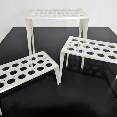 Chân đế trưng bày tối giản