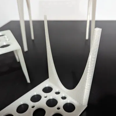 Chân đế trưng bày tối giản