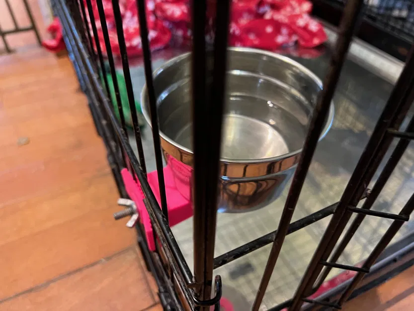 Giá Đỡ Tô Nước Cho Chuồng Chó - Image 1