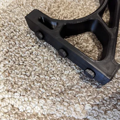 Móc giữ dây cáp chắc chắn gắn vào kệ Costco