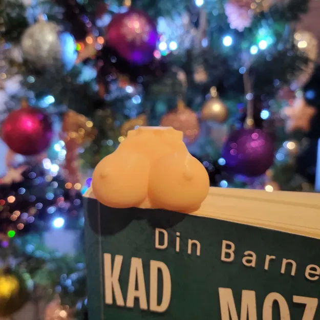 Kẹp Sách Hình Bộ Ngực - Image 1