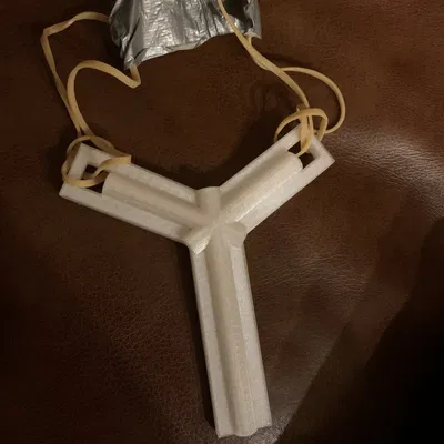 Chiếc ná cao su cốt thép phiên bản đầu tiên