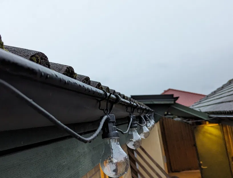 Móc treo dây đèn cho máng xối - Image 1