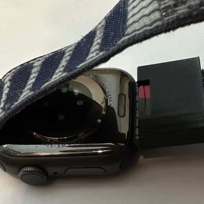 Phụ kiện gắn dây Apple Watch có chỗ đựng thẻ Micro SD