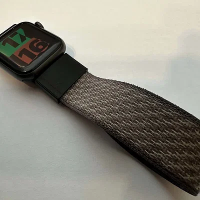 Phụ kiện gắn dây Apple Watch có chỗ đựng thẻ Micro SD