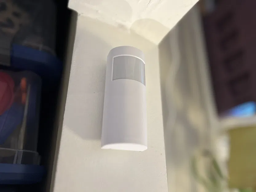 Giá đỡ treo tường góc nghiêng cho cảm biến chuyển động Lutron Caséta - Image 1