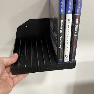 Người giữ trường hợp PlayStation trên tường