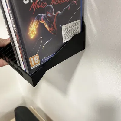 Người giữ trường hợp PlayStation trên tường