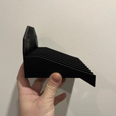 Người giữ trường hợp PlayStation trên tường