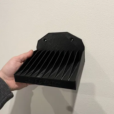 Người giữ trường hợp PlayStation trên tường