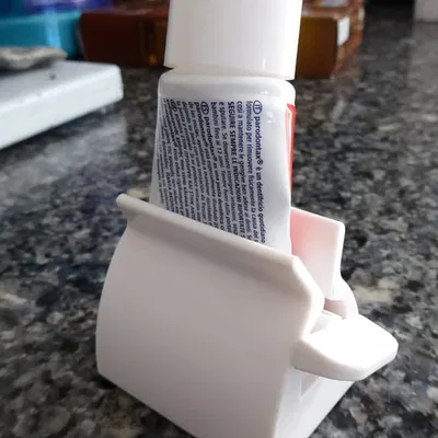 Lại một cái kẹp và dụng cụ bóp kem đánh răng nữa