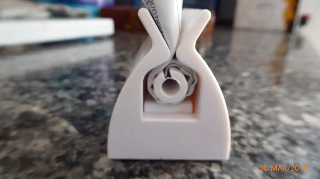 Lại một cái kẹp và dụng cụ bóp kem đánh răng nữa - Image 2