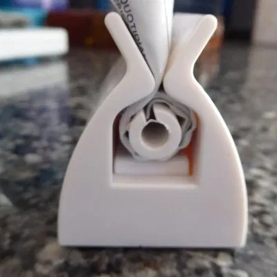 Lại một cái kẹp và dụng cụ bóp kem đánh răng nữa