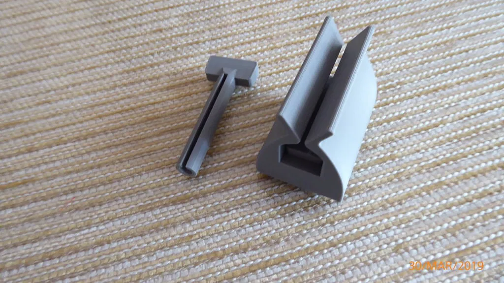 Lại một cái kẹp và dụng cụ bóp kem đánh răng nữa - Image 3