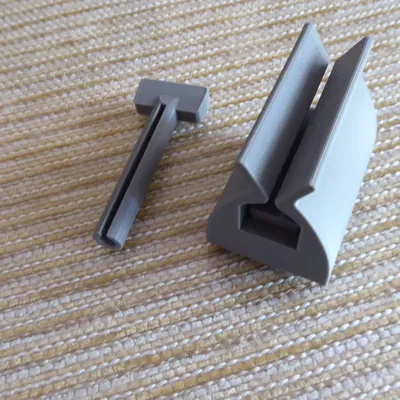 Lại một cái kẹp và dụng cụ bóp kem đánh răng nữa