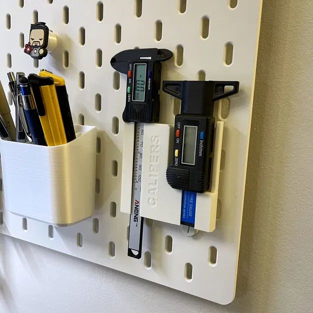 Kệ Giữ Thước Kẹp & Thước Đo Độ Sâu SKADIS - Image 1