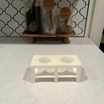 Chân đế/giá đỡ chai sốt úp ngược