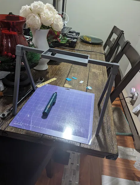 Một người giữ điện thoại để chụp ảnh một cái gì đó bên dưới nó để nó hoàn hảo 90 độ - Image 1