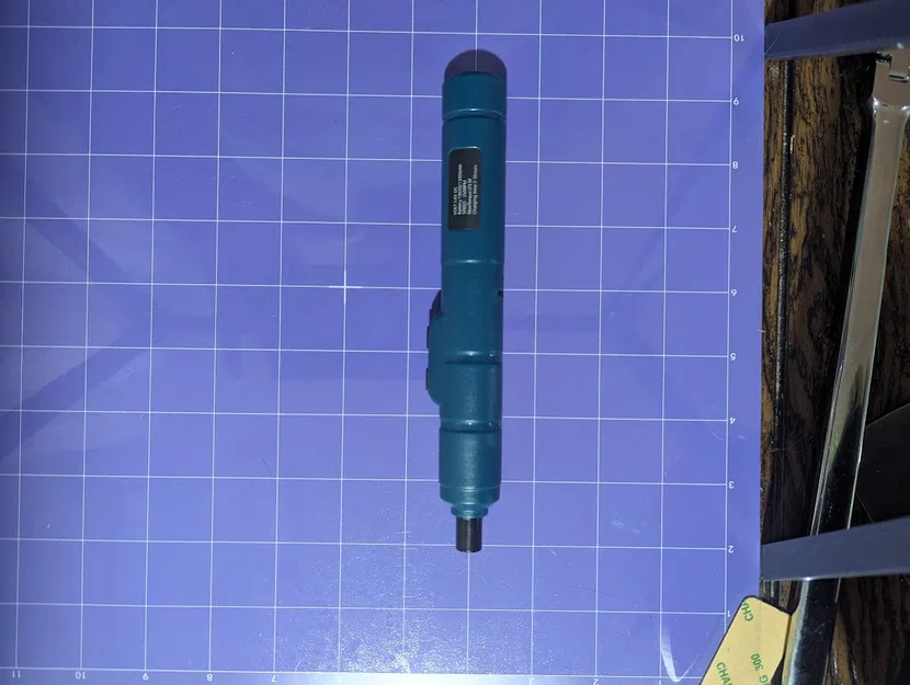 Một người giữ điện thoại để chụp ảnh một cái gì đó bên dưới nó để nó hoàn hảo 90 độ - Image 2