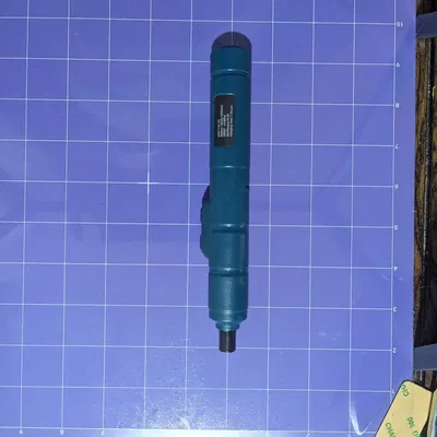 Một người giữ điện thoại để chụp ảnh một cái gì đó bên dưới nó để nó hoàn hảo 90 độ