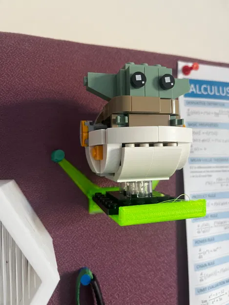 Giá đỡ mô hình Lego trên bảng ghim - Image 1