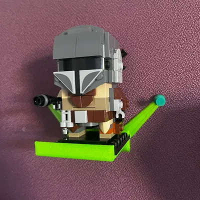 Giá đỡ mô hình Lego trên bảng ghim