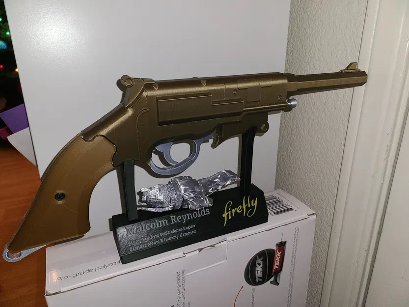 Mô Hình Serenity Đặt Trên Đế Súng Malcolm Reynolds Từ Firefly - Image 1