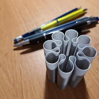 Chân cắm bút kiểu xoăn