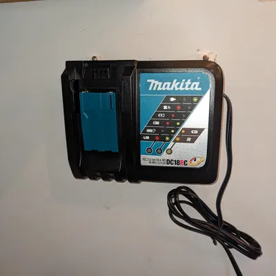 Giá Treo Sạc Makita Lên Tường