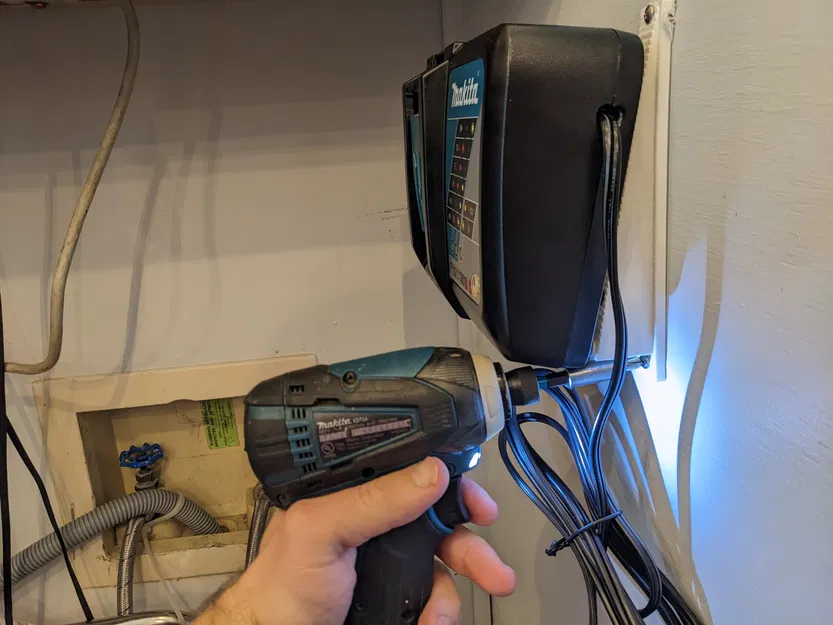 Giá Treo Sạc Makita Lên Tường - Image 5