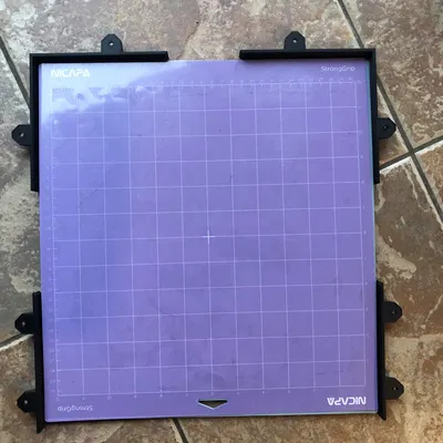 Giá đỡ cuộn cắt Cricut dưới gầm bàn