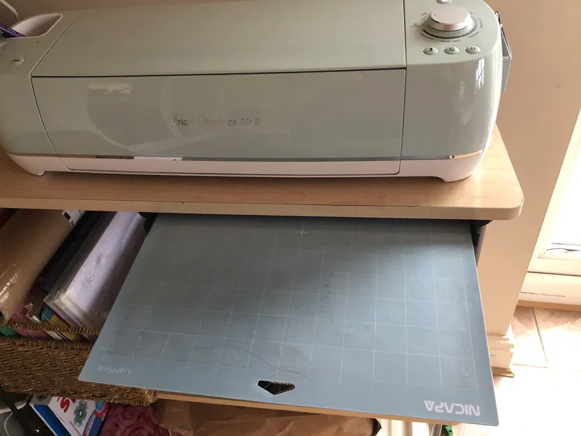 Giá đỡ cuộn cắt Cricut dưới gầm bàn - Image 3