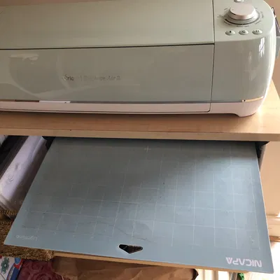 Giá đỡ cuộn cắt Cricut dưới gầm bàn
