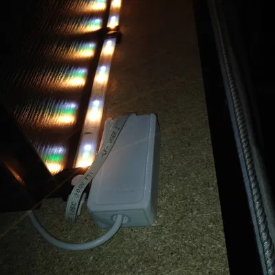 Kệ gắn bộ điều khiển dải đèn Philips HUE