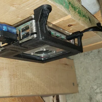 Canakit Raspberry Pi 4 dưới giá treo bàn làm việc