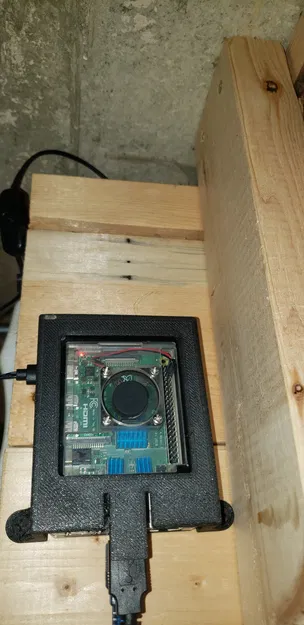 Canakit Raspberry Pi 4 dưới giá treo bàn làm việc - Image 2