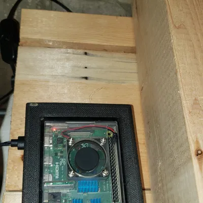 Canakit Raspberry Pi 4 dưới giá treo bàn làm việc