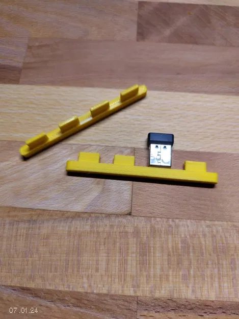 Kệ 4 khe USB / 4 way USB holder - Image 1