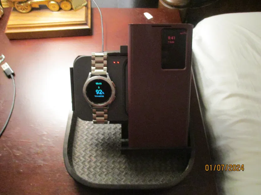 Samsung Duo Charger đứng cho cổ tay nhỏ hơn và điện thoại rộng hơn - Image 1