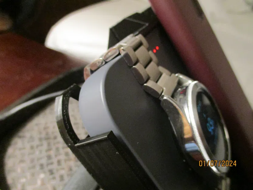 Samsung Duo Charger đứng cho cổ tay nhỏ hơn và điện thoại rộng hơn - Image 3