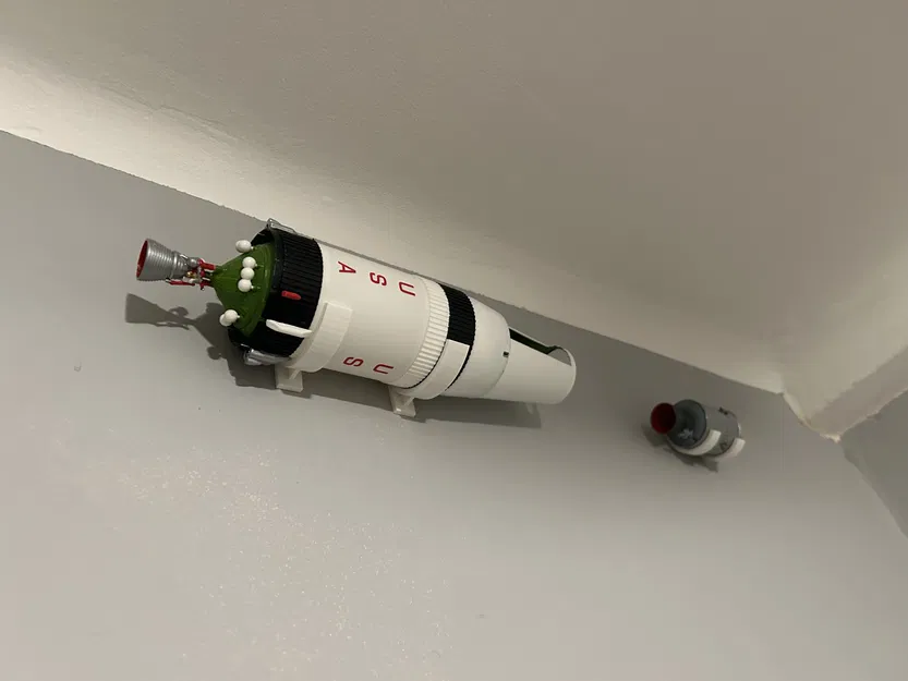 Giá treo tường Revell Saturn V tỉ lệ 1:96 - Image 1