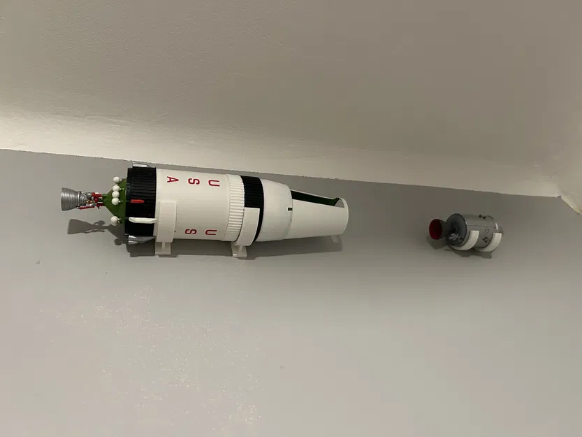 Giá treo tường Revell Saturn V tỉ lệ 1:96 - Image 2