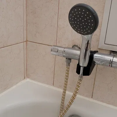 Giá đỡ đầu sen gắn trên vòi sen cây nóng lạnh