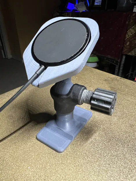 Giá Đỡ Điện Thoại Tripod Kiêm Sạc Magsafe (Remix) - Image 1