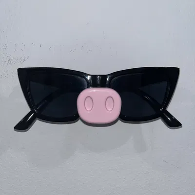 Chỗ Cài Kính Hình Con Heo