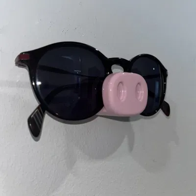 Chỗ Cài Kính Hình Con Heo