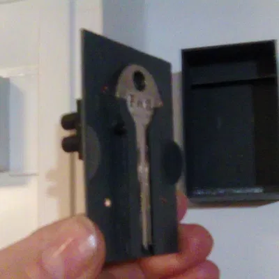 Chìa khóa giấu trong hộp điện giả