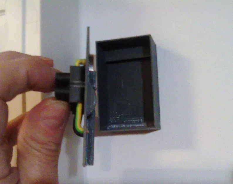 Chìa khóa giấu trong hộp điện giả - Image 2