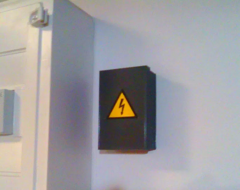 Chìa khóa giấu trong hộp điện giả - Image 4