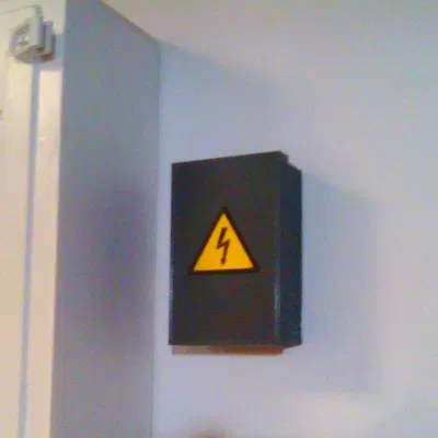 Chìa khóa giấu trong hộp điện giả